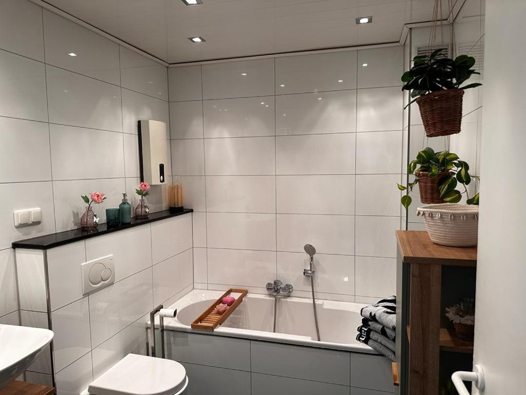 A&V Apartments Wunderschoene Rheinblick Wohnung Zum Entspannen Apt Ela Duisburg Exteriör bild